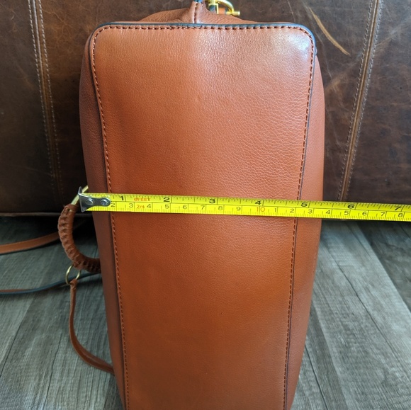 👜SOLD👜Vince Camuto 'Regan' leather crossbody - Picture 6 of 9